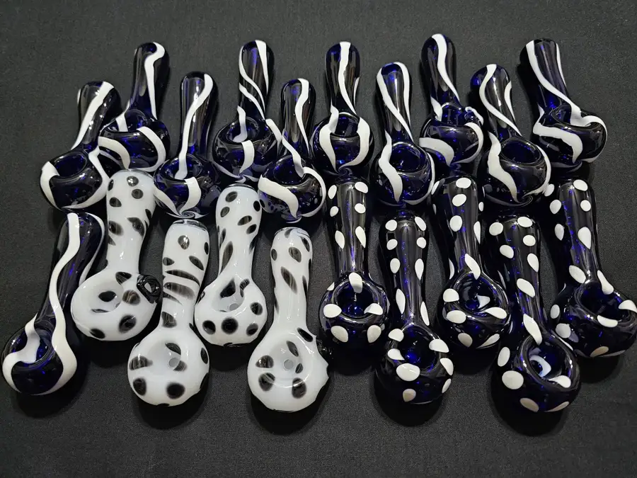 High-contrast spots & flowing stripes